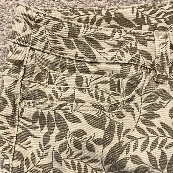 NWOT Christopher & Banks neutral leaf patterned denim capris 4P - Picture 12 of 15